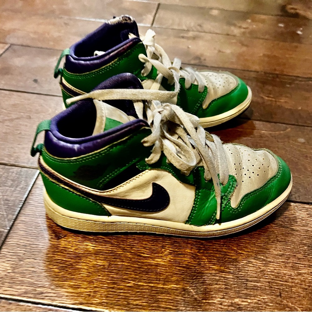 Nike’s boys size 1.
